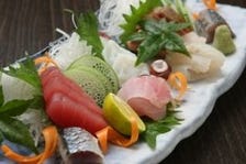 朝市場で直接買い付ける新鮮な魚介類