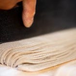 会津産そば粉を用いた古式製法手打ちそばは自慢の一品。