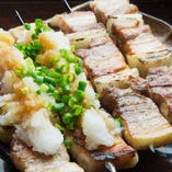 1本1本備長炭で丁寧に焼きあげる串焼きはジューシーな旨さ！