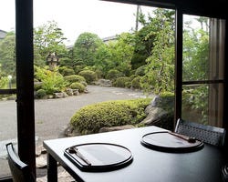 全てのお部屋から素晴らしい日本庭園を眺めながらの食事が可能です