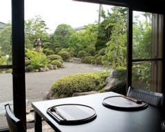 全てのお部屋から素晴らしい日本庭園を眺めながらの食事が可能です