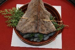 懐石料理の焼き物　牡蠣の朴葉焼き。