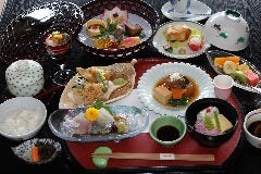 夜の季節の懐石料理です。
