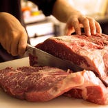 「牛肉トレーサビリティ」を実施し、お肉は店内で職人が手切り！