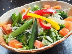 15種野菜と手作りドレッシングのサラダ