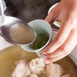 鶏がらで炊いた絶品スープを味わうのが水炊きの楽しみのひとつ