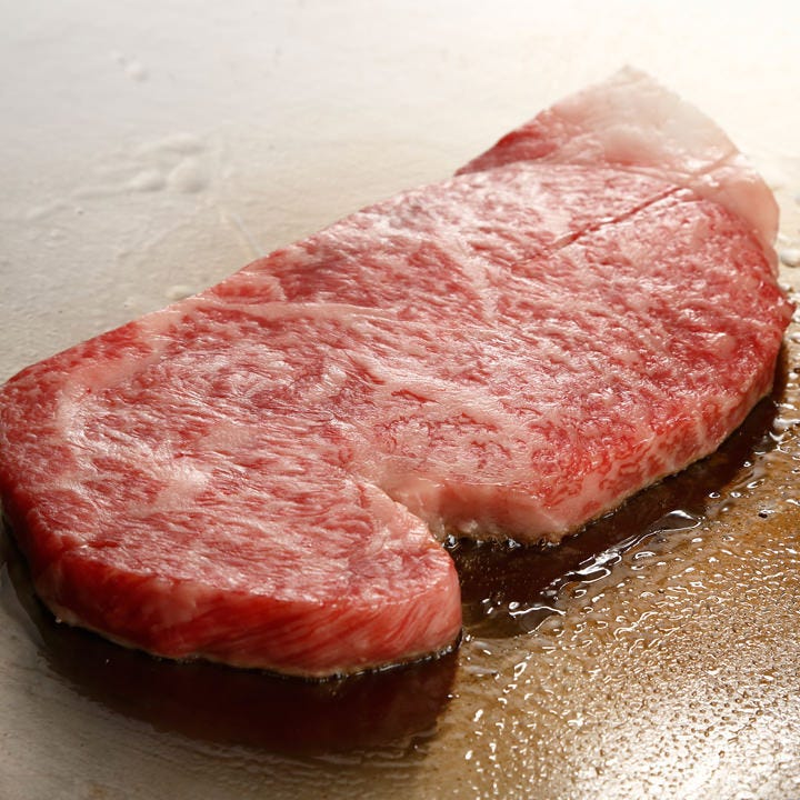 肉の芸術品とも言われている日本三大和牛の一つ「特撰松阪牛」