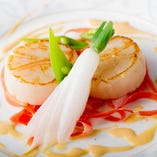 帆立貝のソテーや黒毛和牛など海鮮とステーキが両方味わえる『ハマランチ』：ランチコース：≪90分制≫