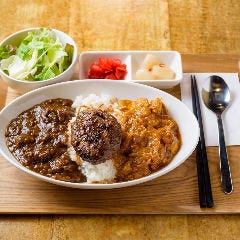 迷ったらまず、黒毛和牛あいがけハンバーグカレーをどうぞ。