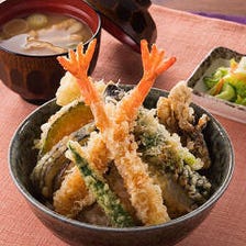 『天丼』…揚げたて天ぷらをこだわり米の熱々ごはんに♪