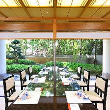 日本庭園を眺めながらお食事を。