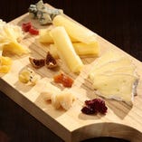 自慢のチーズをふんだんに盛りました！「5種類のチーズ盛り合わせ」