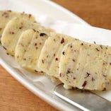 「ブルターニュ産の海草バター」は手作りの一品。フランスの多くの人気ホテルやレストランにも採用されています