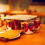 トマト缶を4つ並べたメニュー置き場は、ディプントのトレードマーク