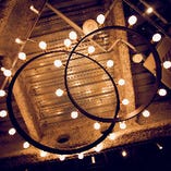 天井から客席を照らす円形のデザインライト。見上げて写真を撮ればフォトジェニックな雰囲気