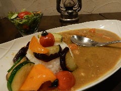 人気のルイの気まぐれカレーピリ辛具材いっぱい入ってます！