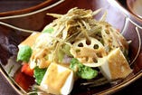 京とうふ藤野、牛蒡、蓮根、お豆腐の金胡麻サラダ
