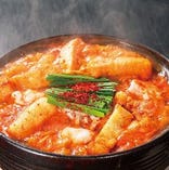 一番人気「赤から鍋」！唐辛子と特製ブレンド味噌を混ぜ合わせた、秘伝のダシの旨味が絶品