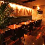 『石、緑、木』トスカーナのリゾートをイメージした店内