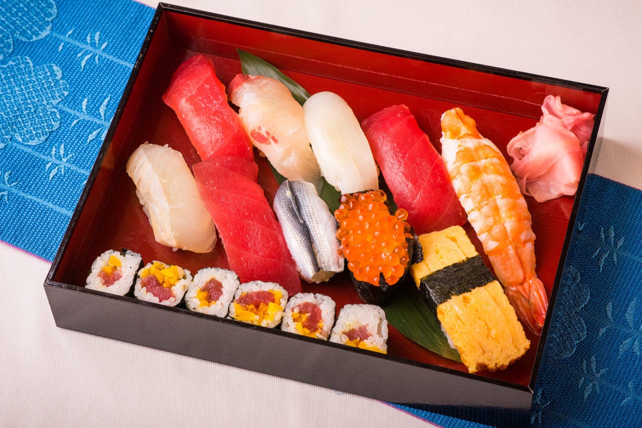 さまざまなネタがのった寿司が並んでいる様子