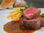 [ステーキ]　柔らかい牛ミスジ肉のステーキ　エストラゴン風味のエシャロットソース