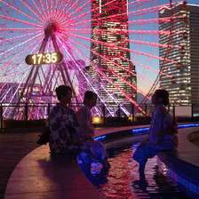 横浜の夜景を望める屋上足湯庭園