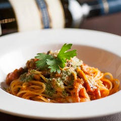 こだわりのパスタにサラダとドリンクがついています！