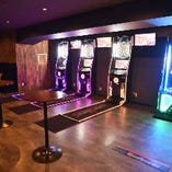 バーカウンターで飲みながら、ダーツにシューティングゲーム！！