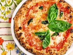 トマトとモッツァレラチーズのマルゲリータピッツァ