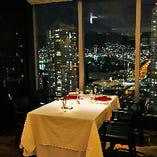 ホテル最上階から神戸の夜景を眺めながら優雅なディナーを