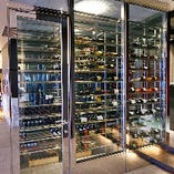 フランスを中心に世界各国からソムリエがリスティングした200種以上のワインをラインアップしております。