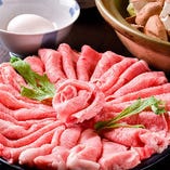 【牛しゃぶ鍋】
宮崎牛を贅沢に使用した絶品メニューを味わう