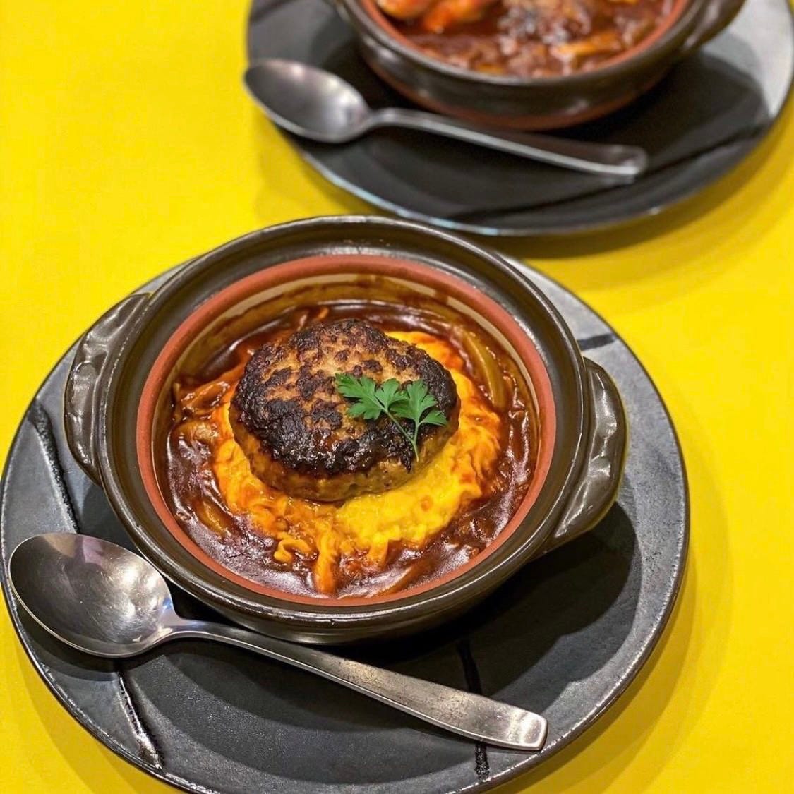 土鍋にはいったハンバーグ