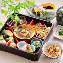 お昼やお持ち帰りにも込める伝統の味