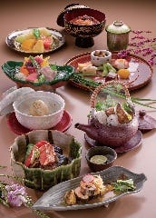 飲み放題付懐石と大広間でご宴席も可