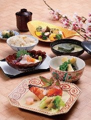 お昼のご会食やご接待などにもおすすめの『東山』／4月のお献立