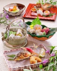 飲み放題付懐石と大広間でご宴席も可