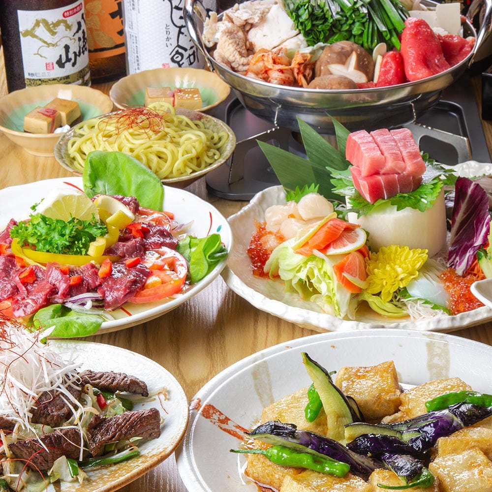 刺身や馬肉のすき焼き風など種類豊富な料理が並んでいる様子