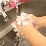 スタッフも最低でも1時間に1回は手洗いをさせることで、お客様にご安心してご利用頂けるように心がけております。