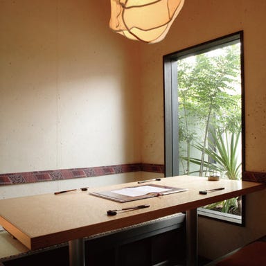 魚菜酒肴 開花屋_《1階》【掘りごたつ個室(2名様~4名様)】窓から緑が覗く爽やかな和モダン空間