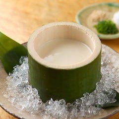極太孟宗竹に流し込んだ手造り豆富など料理人こだわりの創作和食