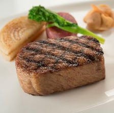 黒毛和牛の溶岩石ステーキ×魚介料理を堪能。至福のゴージャスランチ〈全7品〉