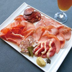 様々なシャルキュトリーを愉しめる盛り合わせをご用意！