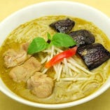 細米麺、鶏肉入り（グリーンカレースープ）