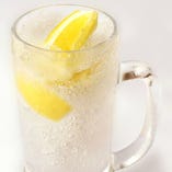 レモンの酸味と凍らせた金宮焼酎の金宮シャリキンレモンサワー！