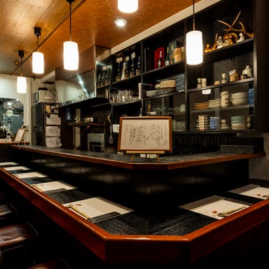 厳選日本酒と天ぷら 居酒屋 懸心(けんしん)小岩_カウンターメインの落ち着いた店内。