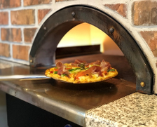 本格的な石窯で焼く絶品ピザ