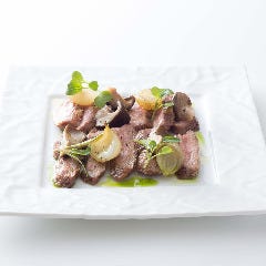 イベリコベジョータプルマのプランチャ　茸とペコロスのコンフィ