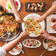 パエリアだけでなく野菜、魚介、お肉をスペインワインと一緒に