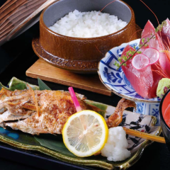 御飯は〈佐渡産コシヒカリ〉を使用。ひとつひとつ釜戸炊きにて